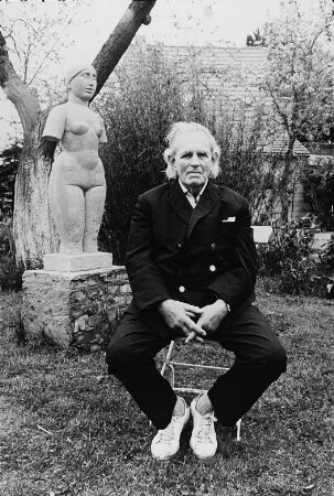 Torso : Der Maler Otto Niemeyer-Holstein in seinem Garten vor der Plastik "Torso" des Bildhauers Waldemar Grzimek (1948)