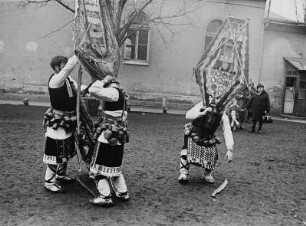 Männer in traditionellen Kostümen des Karneval (Busójaras)