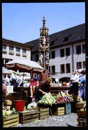 Freiburg: Markt um den Fischbrunnen