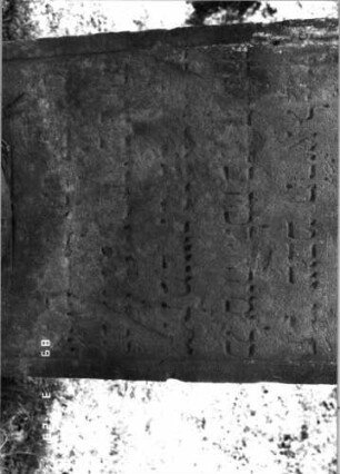 Grabstein 236 (Index: 99791582) Material: roter Sandstein Maße HxBxT: 118x53x11 cm: Grabstein 236 (Detailaufnahme 2)