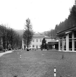 Bad Schandau, Kirnitzschtalstraße. Kurgarten. Blick gegen Kurgebäude (1882) der Kirnitzschtal-Klinik (Nr. 6). Trinkhalle und Nymphe (Marmor; Dresden, 1895; R. Hölbe)