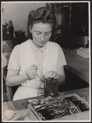 Frau in der feinmechanischen Werkstatt