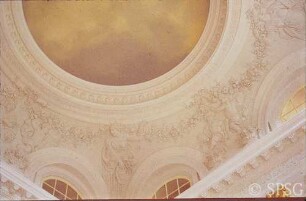 Berlin, Schloss Charlottenburg, Altes Schloss, Treppenhaus, R. 113 / R. 208, Blick zur Decke mit Lünetten, Hermen, Putten und Girlanden.