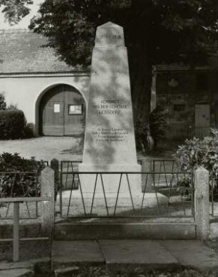 Denkmal für die im 1. Weltkrieg gefallenen Gersdorfer : Denkmal für die im 1. Weltkrieg gefallenen Gersdorfer. Granit (um 1925). Gersdorf-Möhrsdorf, Kirchplatz