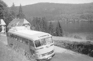Titisee: Postbus am Titisee; mit Blick auf See