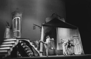 Szenenbilder aus der heiteren Oper "Schneider Wibbel" von Mark Lothar an der Komischen Oper Berlin