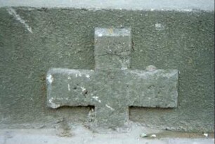 Nonnenkreuz in Kirchhofsmauer