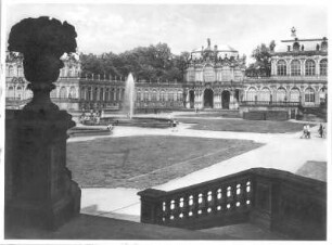 Dresden. Zwinger (1709-1728; M. D. Pöppelmann). Zwingerhof gegen Wallpavillon mit Bogengalerien