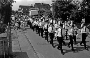 Kindervogelschießen: Umzug durch das Dorf: Feuerwehrkapelle