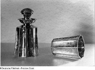 Teebüchse und Becher. Metall, graviert (1886/1900)