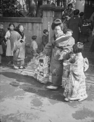 Kashima-Schrein, wahrscheinlich in Shinagawa, während des Shichi-go-san-Festes im November : Kashima-Schrein, wahrscheinlich in Shinagawa, während des Shichi-go-san-Festes im November. Besucher und Mutter mit Kindern