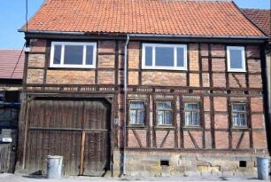 Bauernhaus, Fachwerk mit Ziegelausbau; überbaute Torfahrt