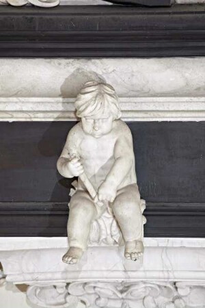 Epitaph des gottorfischen Kanzlers Johann Adolph Kielmann von Kielmannseck und seiner Frau Margaretha — Putten mit Arma Christi — Putto mit Stab