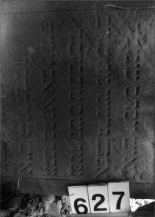 Grabstein 627 (Index: 99802918) Material: Sandstein Zustand: unten völlig verwittert/Textverlust Maße HxBxT: 98x59x12 cm Beschreibung: Stele mit verdachtem Rundbogen: Grabstein 627 (Detailaufnahme)