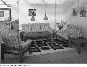 Ausstellungskoje mit Sitzgruppe und Couchtisch (1981; VEB Möbelkombinat Nord (MKN))