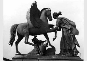 Blick auf die Gruppe "Grazie und Pegasus" von Hugo Hagen auf dem Dach des Alten Museums