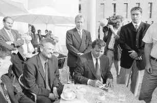 Freiburg im Breisgau: Kanzlerkandidat Gerhard Schröder mit Rolf Böhme und Gernot Erler