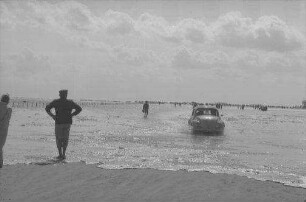 St. Peter-Ording, Böhl: Hochflut überschwemmt Parkplatz, Autos im Wasser