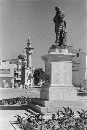 Constanța, Piaţa Ovidiu. Ovid-Denkmal (1887, E. Ferrari) und Carol-I.-Moschee (1910-1912; G. Constantinescu, V. Stefanescu)