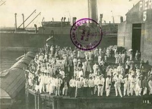 Gruppe von Touristen auf dem Pier Nr. 5 im Hafen von Manila, vermutlich vor dem Einschiffen in den Luxusdampfer Cleveland : Weltreisen. Gruppe von Touristen auf dem Pier Nr. 5 im Hafen von Manila, vermutlich vor dem Einschiffen in den Luxusdampfer Cleveland