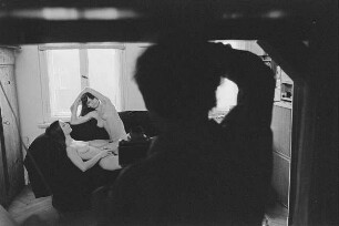 Markkleeberg, Schillerplatz 3. Günter Rössler fotografiert in seinem Atelier zwei junge Frauen