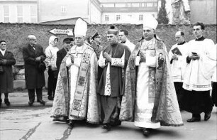 Freiburg: Prozession mit Weihbischof Karl Gnädinger, links Sedlmeier, Rottenburg; rechts Weihbischof Reuss, Mainz