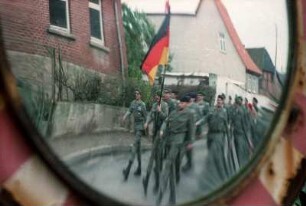 Alljährlich, zum Jahrestag des Mauerfalls, findet ein Gedenkmarsch der Bundesweher über den ehemaligen Todesstreifen statt. bei Beendorf,