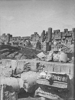 Baalbek, Römisches Friesstück mit Löwenkopf und umbrischen Säulen, Festung