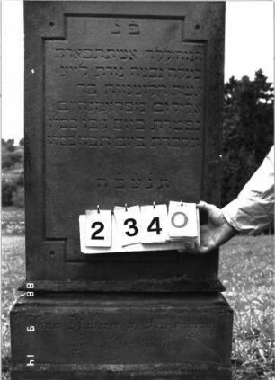 Grabstein 2340 (Index: 100097512) Maße HxBxT: 174x59x18 cm: Grabstein 2340 (Detailaufnahme)