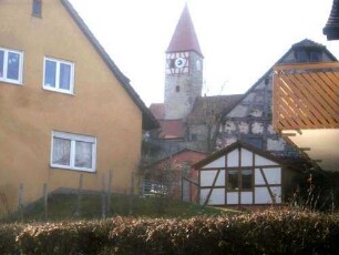 Ansicht von Norden mit Kirche (frühgotische Gründung 13 Jh) in erhöhter Lage über dem Ortsrand