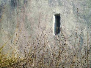 Halsbach-Kirchhofmauer im Nordwesten-Nordseite-Schießscharte in Brusthöhe (aus dem Kirchhof) von Feldseite