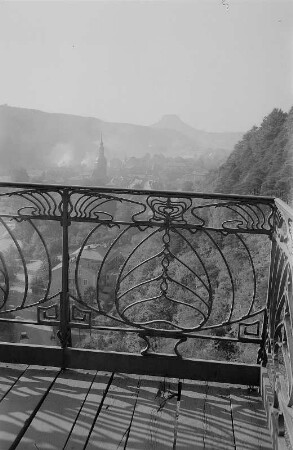 Bad Schandau. Herbst im Elbtal mit Blick über die Stadt zum Lilienstein
