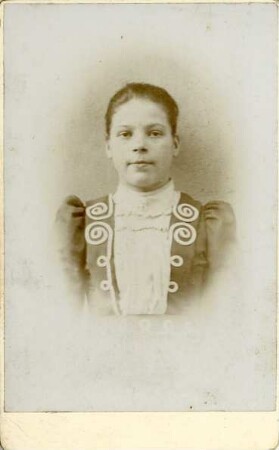 Fotografisches Frontalporträt einer jungen Frau