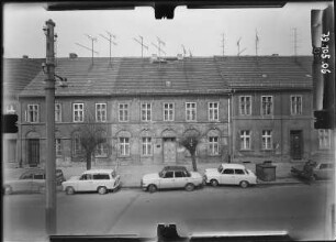 Neuruppin, August-Bebel-Straße 19/18. Wohnhäuser. Straßenfront