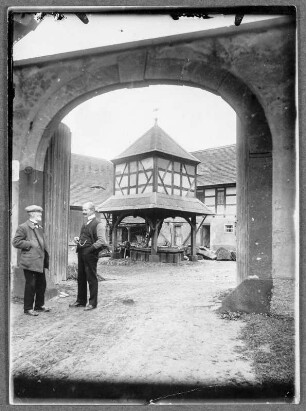 Vorm Gutshof mit dem Taubenhaus in Frauendorf/Geithain