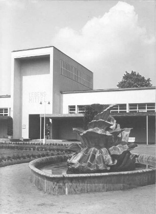 Majolikabrunnen : Dresden. Internationale Hygieneausstellung 1930/1931. Brunnenplatz mit Majolikabrunnen. Blick zum Ausstellungspavillon "Lebensmittel"