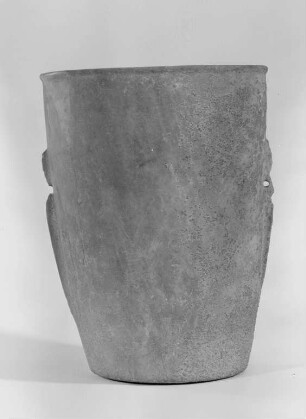 Hoher Becher mit schmalen Ösenrippen (Kykladischer Schnurösenbecher)