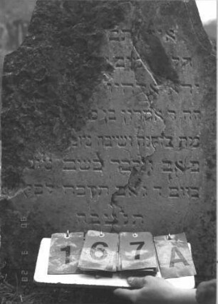 Grabstein 167 (Index: 100009038) Zustand: linke und obere Hälfte abgebröckelt Maße HxBxT: 80x55x10 cm: Grabstein 167A