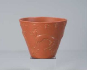 Konischer Becher mit Barbotine-Dekor