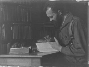 Rudolf Zimmermann : Portrait von Rudolf Zimmermann am Schreibtisch lesend.