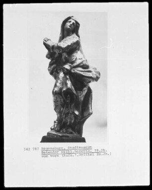 Weibliche betende Figur