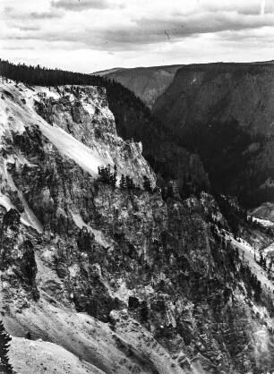 Der Yellowstone Nationalpark : Blick auf Berge und Felshänge im Yellowstone Nationalpark.
