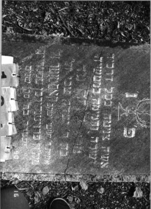 Grabstein 131 (Index: 99618489) Maße HxBxT: 103x52xo.A. cm Beschreibung: Grabplatte Symbolik: dreiarmiger Leuchter: Grabstein 131A