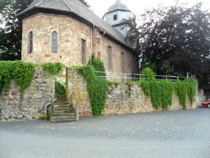 Ansicht von Nordosten mit Kirche (romanisch gegründet - Gotisch und später verändert) über Kirchhofmauer (Wehrgang mit Steinbrüstung im 19 Jhd abgetragen)