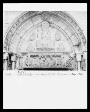 Christus thronend mit Apostelfiguren?