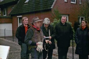 Am Bargfeld 6: Stolpersteinverlegung für Ernst August Bastian: Künstler Gunter Demnig bei Ansprache, rechts Bürgermeister Henning Görtz, 26. November 2009