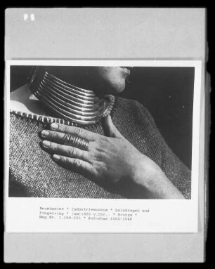 Historischer Schmuck der Bronzezeit: Halskragen und Fingerring