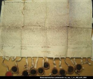Heiratsvertrag zwischen Graf Erich von Hoya und der Gräfin Armgard von Rietberg. Es siegeln: Graf Johann von Hoya Bischof von Münster und Osna-brück, Graf Hermann Georg von Limburg-Styrum, Maria von Jever, die Grafen Erich, Otto und Friedrich von Hoya, die Gräfinwitwe Agnes von Rietberg, Dietrich Behr, Joachim von Staffhorst, Curd von Hasbergen, Balduin Hermeling, Hero und Eibe von Werdum, Folkert von Middoge und Jasper von Bothmer Zweite Ausfertigung Ausstellungsort: Esens Anhängende Siegel 1 beschädigt erhalten, 2 und 3 verloren, 4 und 5 beschädigt erhalten, 6 verloren, 7 bis 14 besch.ädigt erhalten, 15 verloren