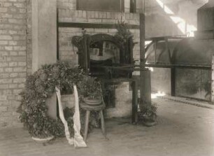 Ravensbrück, Gedenkstätte des ehemaligen Frauen-Konzentrationslagers, Krematorium : Innenansicht des Krematoriums mit Gedenkkränzen
