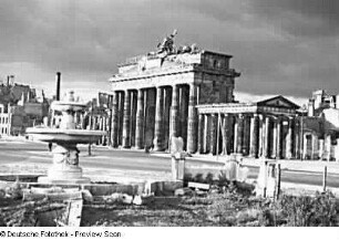 Berlin. Hindenburgplatz, Gemüsebeete an der zerstörten südlichen Springbrunnenanlage (mit unterirdischem Zugang), Blick nach Nordosten gegen Brandenburger Tor